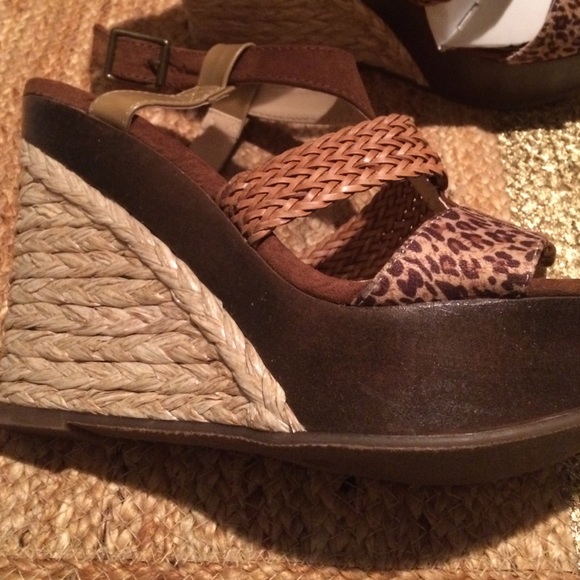 Carlos Santana wedges new