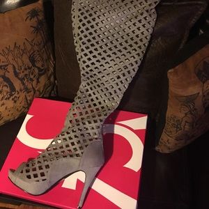 Thigh high boots for plus size beauties