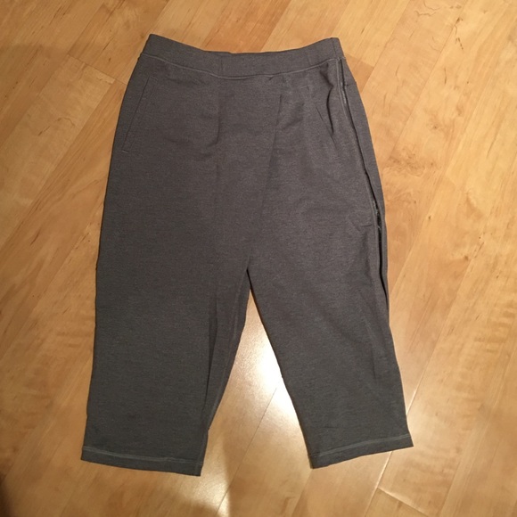 Cute, comfy Crop! Great condition!