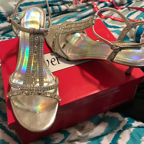 USED-Silver Slipper - Picture 1 of 1