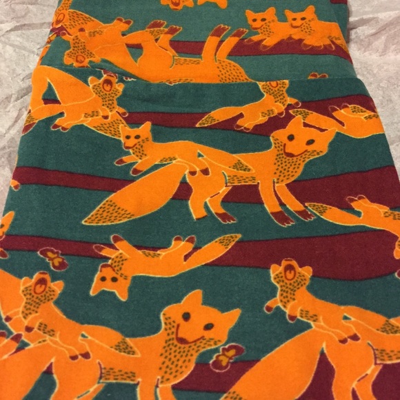 🎉SALE🎉BNWT LULAROE FOXES GREEN BACKGROUND OS