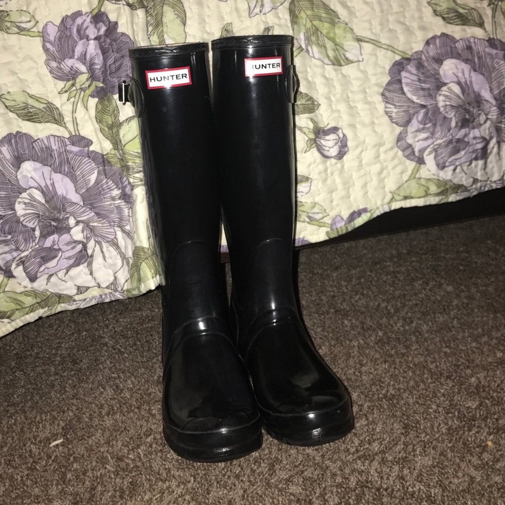 Size 7, Glossy black Hunter. in GREAT condition