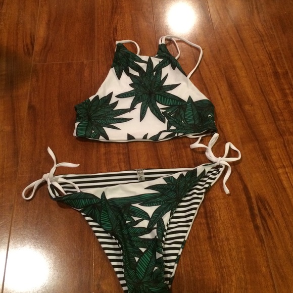 Reversible flower/stripe bikini / new with tags