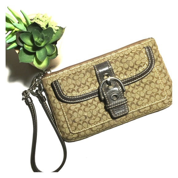 Coach Bags - SOLD👝COACH SIGNATURE WRISTLET👝 Coach Bags - SOLD👝COACH SIGNATURE WRISTLET👝