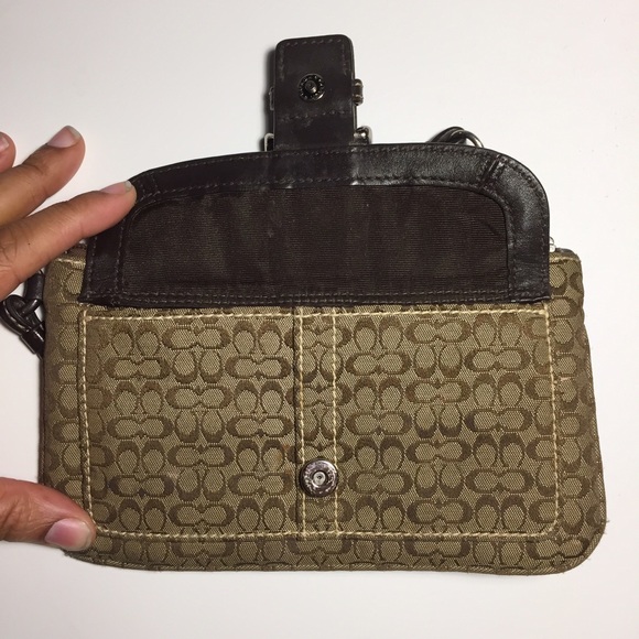 Coach Bags - SOLD👝COACH SIGNATURE WRISTLET👝 Coach Bags - SOLD👝COACH SIGNATURE WRISTLET👝