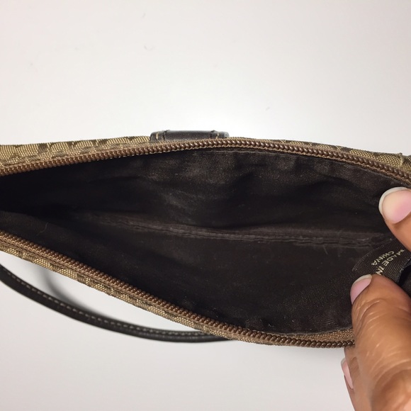 Coach Bags - SOLD👝COACH SIGNATURE WRISTLET👝 Coach Bags - SOLD👝COACH SIGNATURE WRISTLET👝