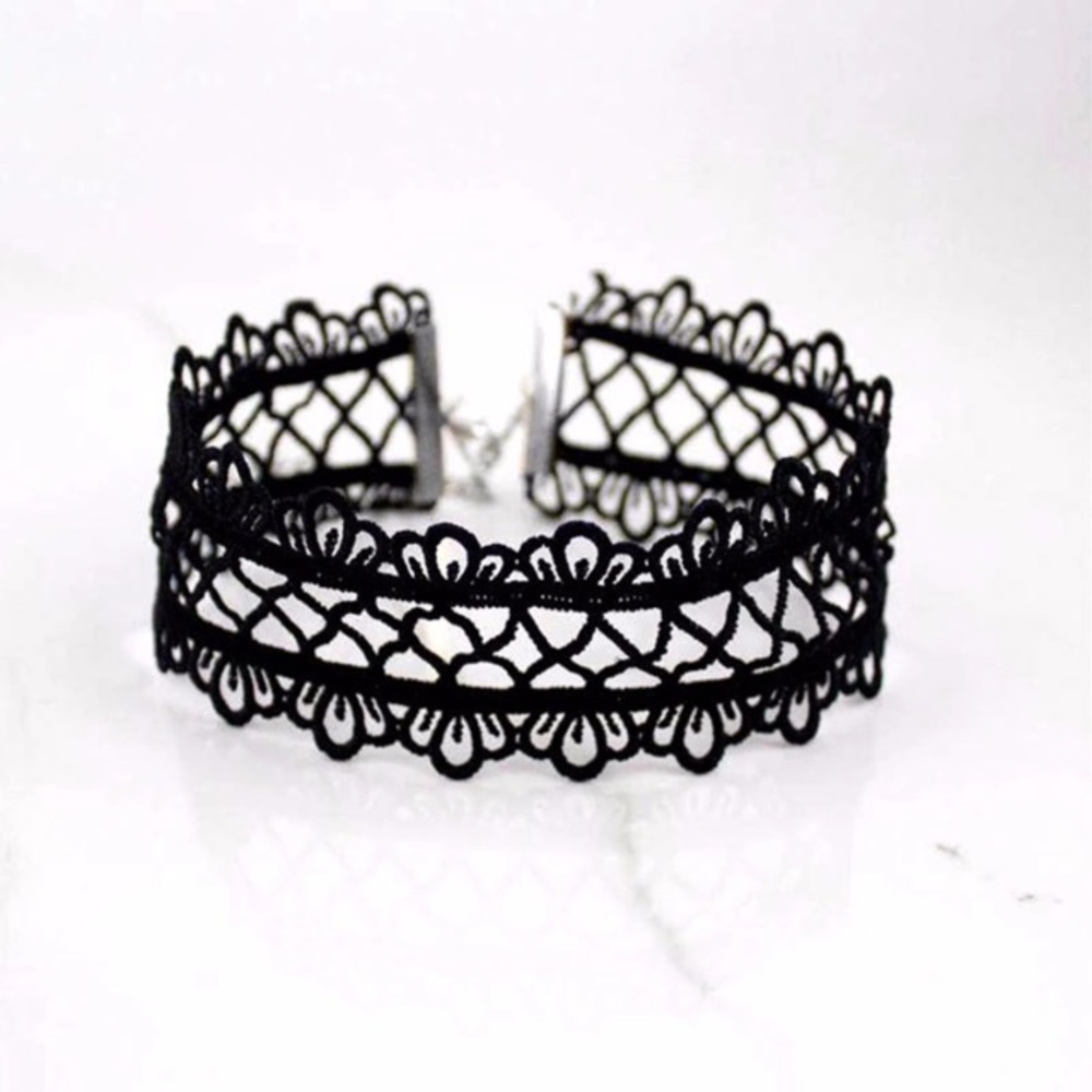 Cut Out Lace Choker - Picture 5 of 6