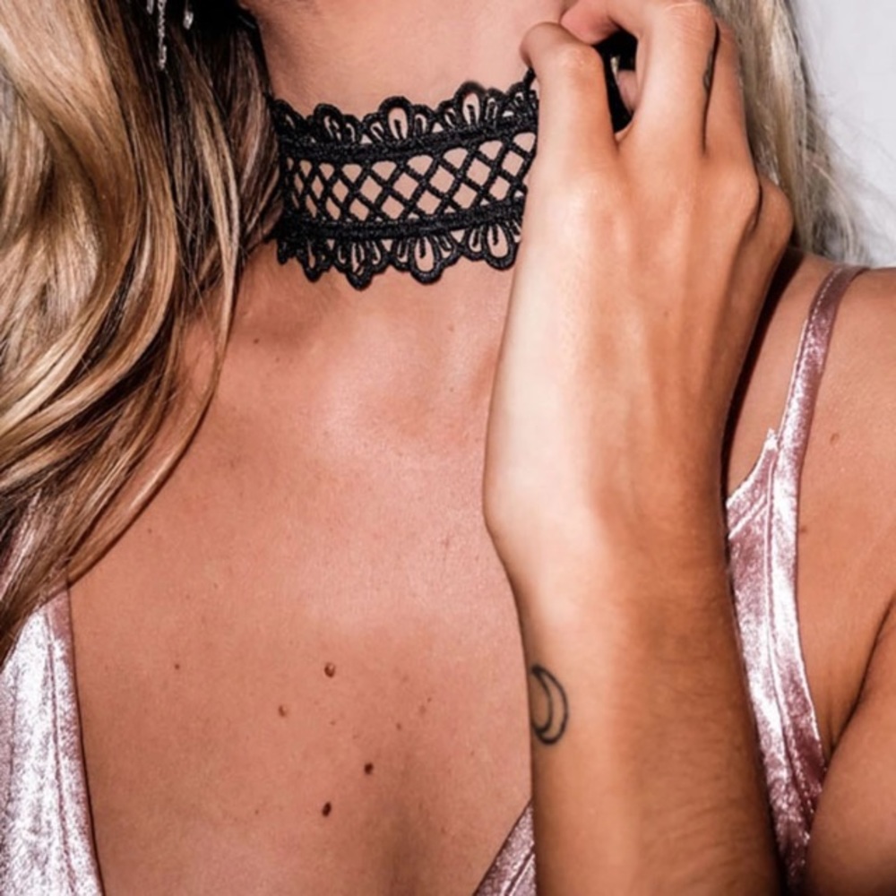 Cut Out Lace Choker - Picture 3 of 6