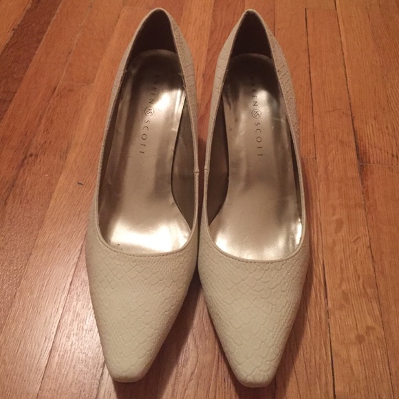 Karen Scott size 8, bone color, snake print pumps