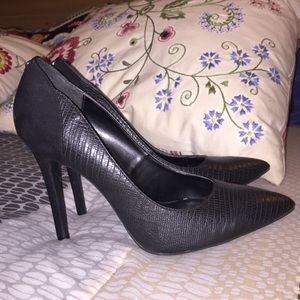 Pointy toe pumps from Guess