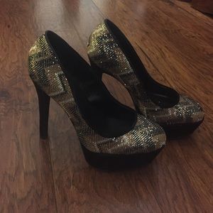 Gorgeous bling pumps