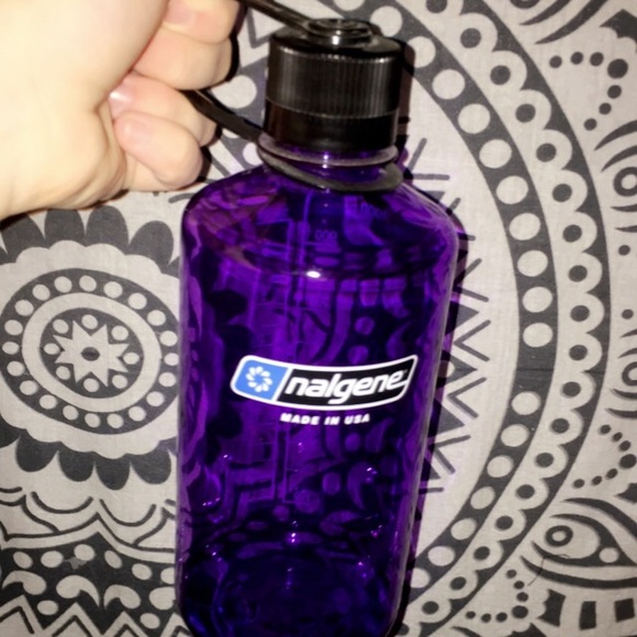 Nalgene 32 oz water bottle