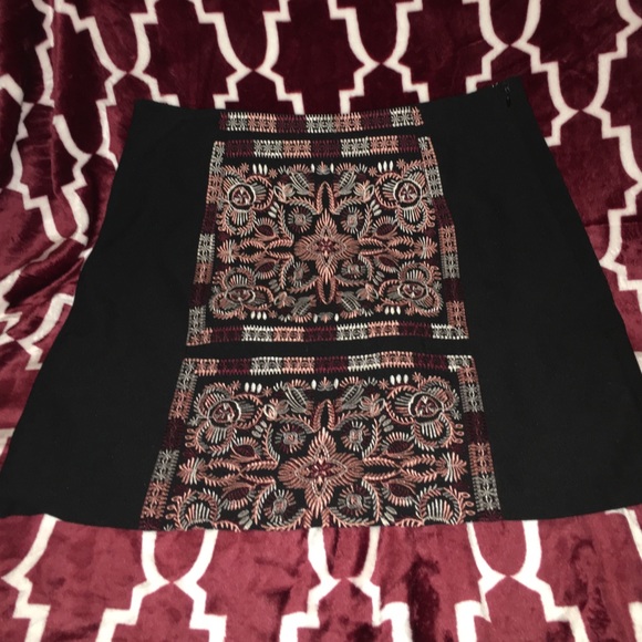 Black short skirt with design