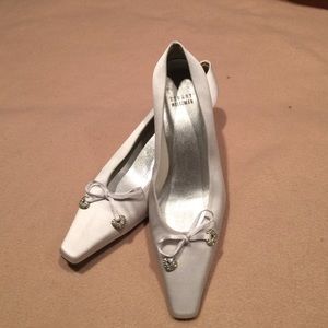 Stuart Weizmann white satin kitten heels. Sz 8w.