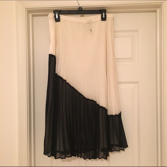 Banana Republic Dresses & Skirts - NWT Banana Republic Pleated B/W Midi Skirt Size 10