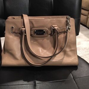 Michael Kors shoulder leather hand bag.