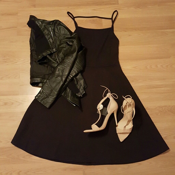 SOLD OUT !Backless skater dress - Picture 2 of 4