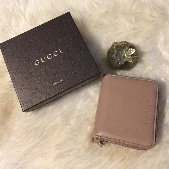 gucci Handbags - Authentic gucci wallet 👝