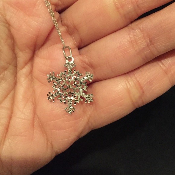 10k white gold snowflake necklace - Picture 2 of 3