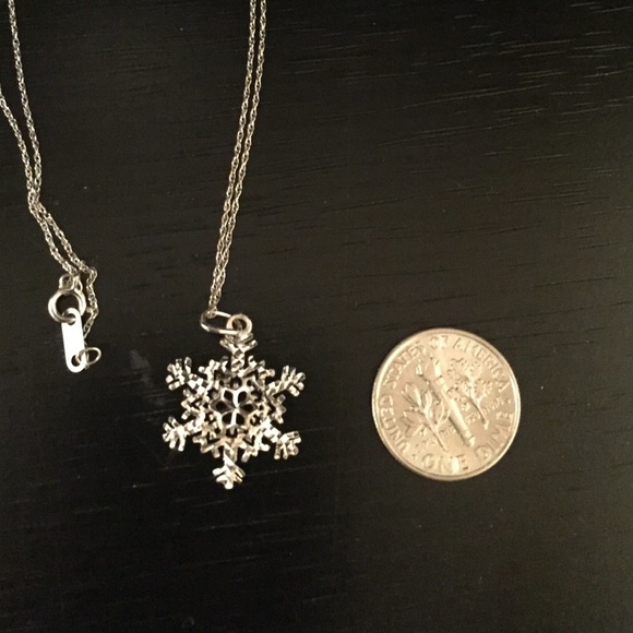 10k white gold snowflake necklace - Picture 3 of 3