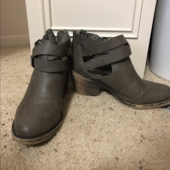 ✨grey cutout booties size 6.5✨ - Picture 1 of 1