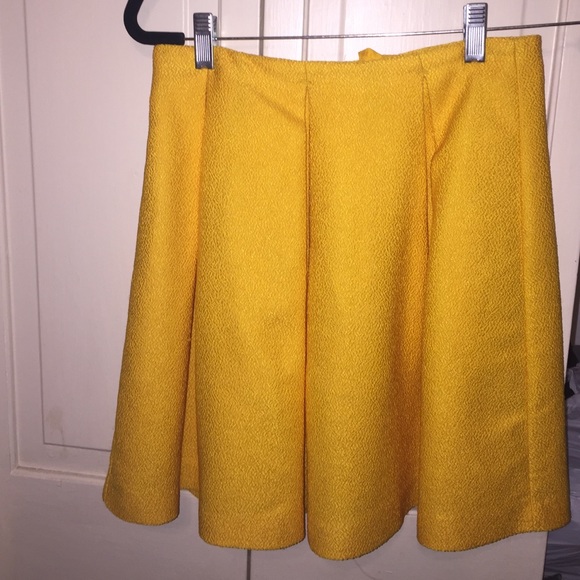 Yellow pleated skirt - Picture 1 of 3