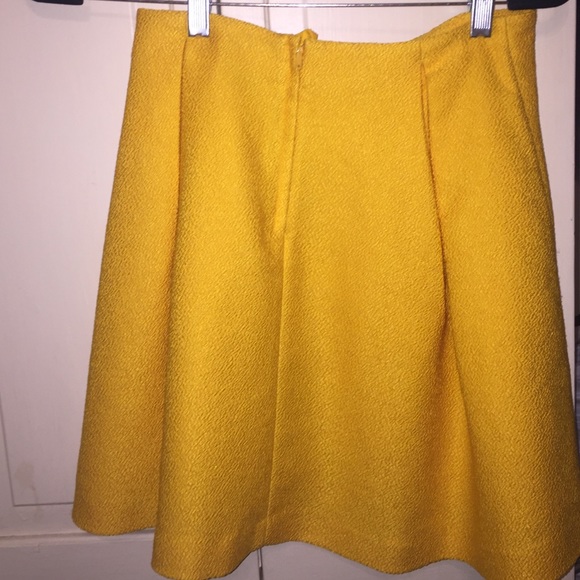 Yellow pleated skirt - Picture 2 of 3