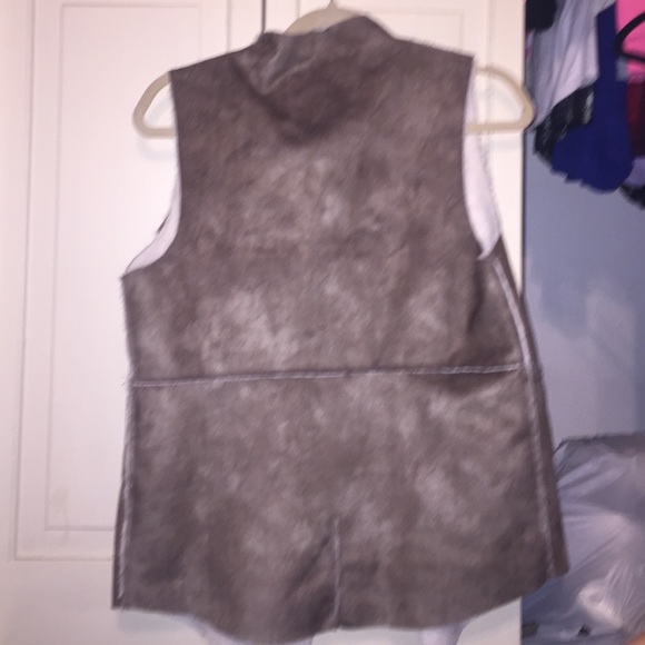 Lightly lined vest. - Picture 2 of 3