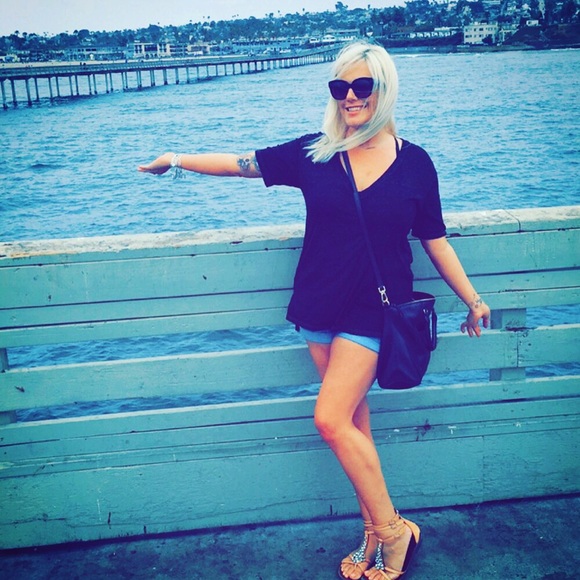 Meet your Posher, Amanda 🐼💋 - Picture 2 of 8