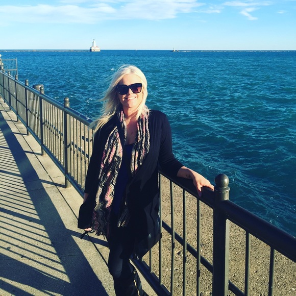 Meet your Posher, Amanda 🐼💋 - Picture 3 of 8