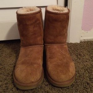 Size 7 Ugg boots- great condition