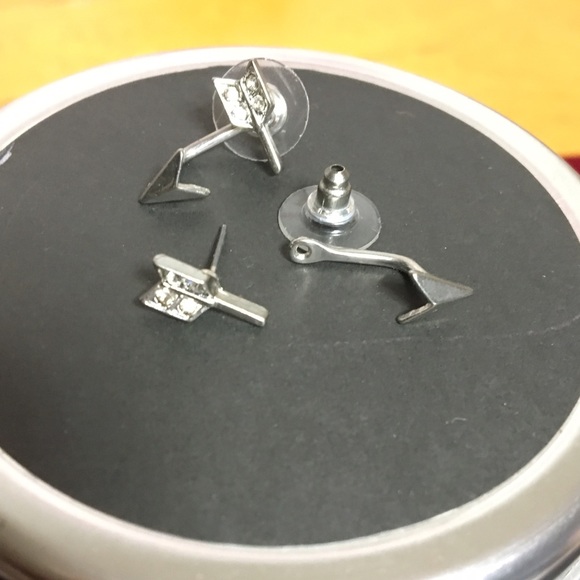 ❗️️3 for $15❗Arrow Two Piece Earrings - Picture 2 of 3