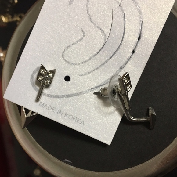 ❗️️3 for $15❗Arrow Two Piece Earrings - Picture 3 of 3