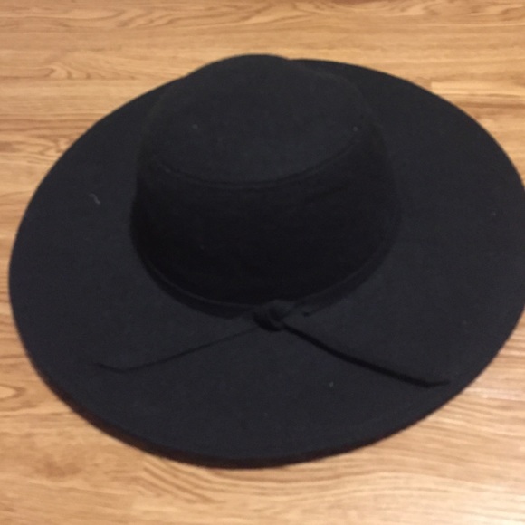 Black floppy hat
