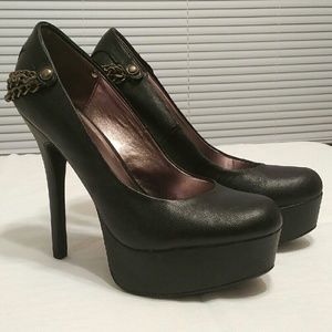 Pumps w/ chain detail