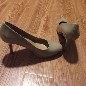 Nude pumps