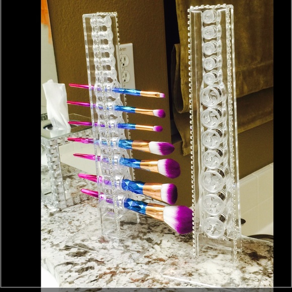 Makeup brushes organizers
