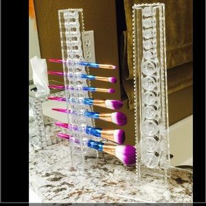 Makeup brushes organizers
