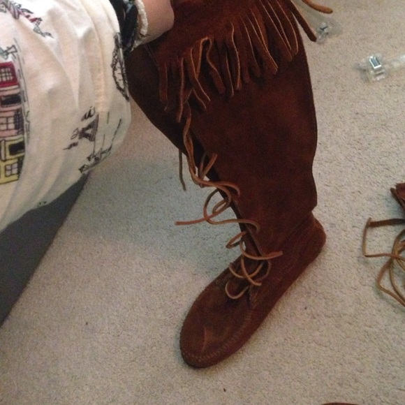 Minnetonka Boots - Picture 3 of 4