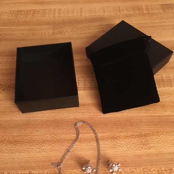 Swarovski crystal snowflake set - Picture 4 of 4