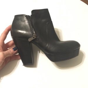 Sz. 6 Gianni Bini ankle boots