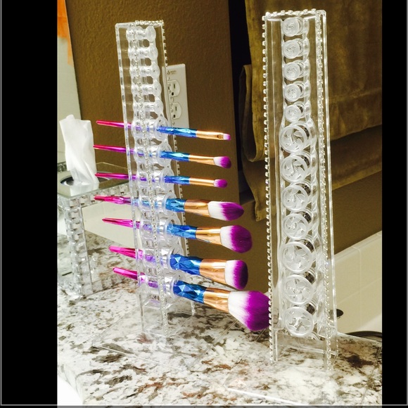 Round Plastic Makeup Brush Holder - 4 Compartment Organizer  Makeup brush organizer