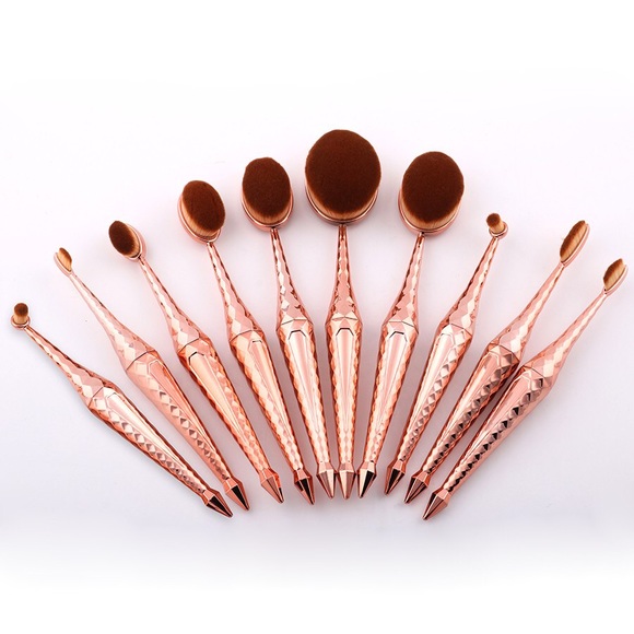 Oval makeup brush set