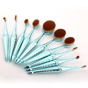 Oval makeup brush set