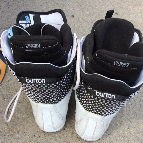 Female Burton snowboard! - Picture 2 of 4