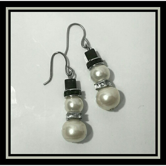 NEW Adorable Snowmen Earrings - Picture 1 of 1