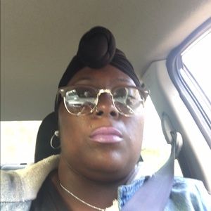 Meet your Posher, Dominique