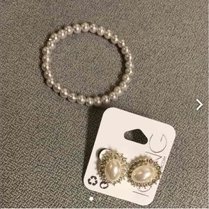 Set of pearl earrings and bracelet