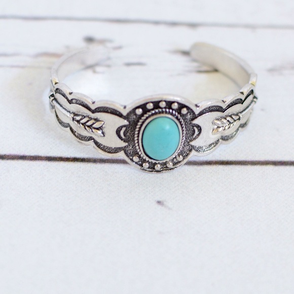 Urban Outfitters Jewelry - 🌵Western Follow Your Arrow Cuff🌵 Urban Outfitters Jewelry - 🌵Western Follow Your Arrow Cuff🌵