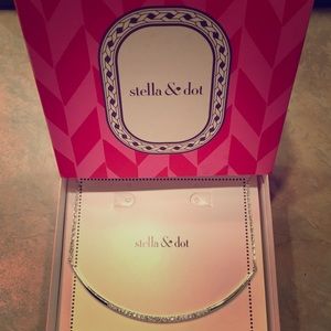 🎉🥂Ring in 2017! NEW Stella&Dot Crescent Necklace